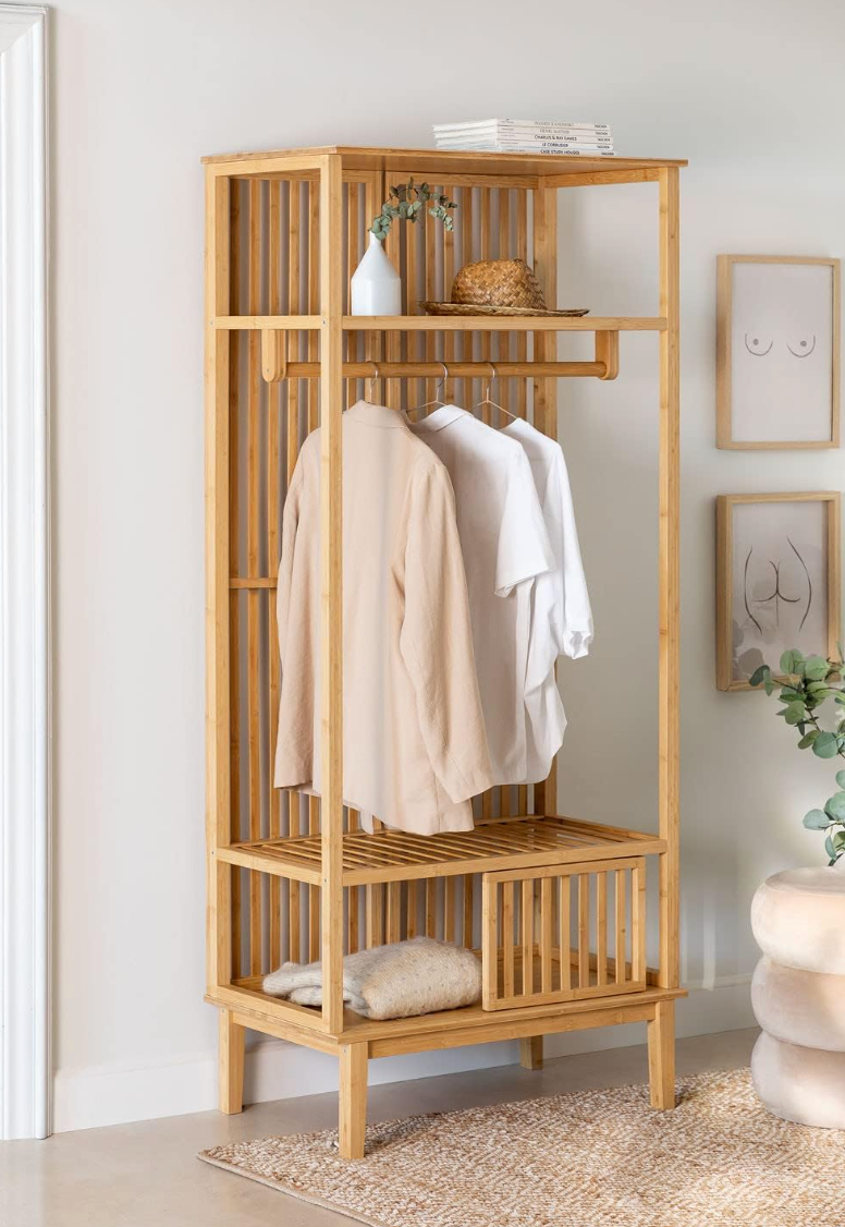 Armoire ouverte en bambou avec rangement à chaussures