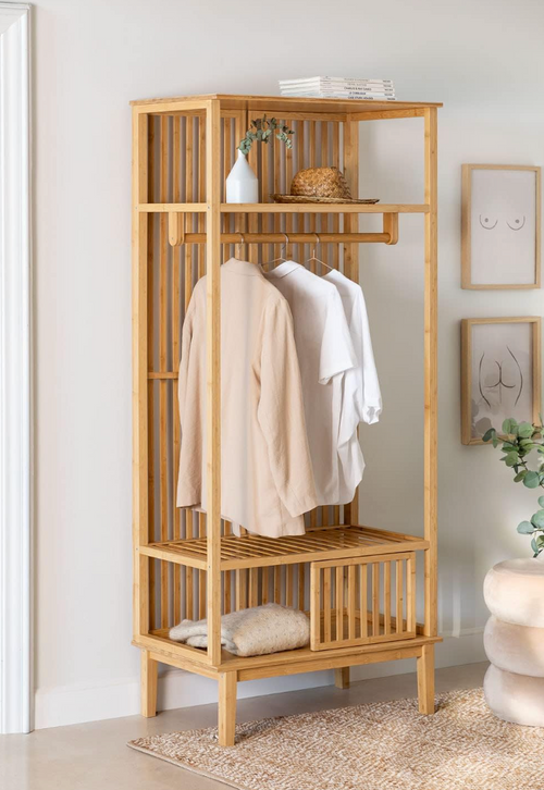 Armoire ouverte en bambou avec rangement à chaussures