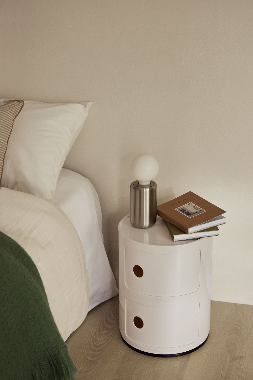 Table d'appoint ronde avec étagères en ABS beige