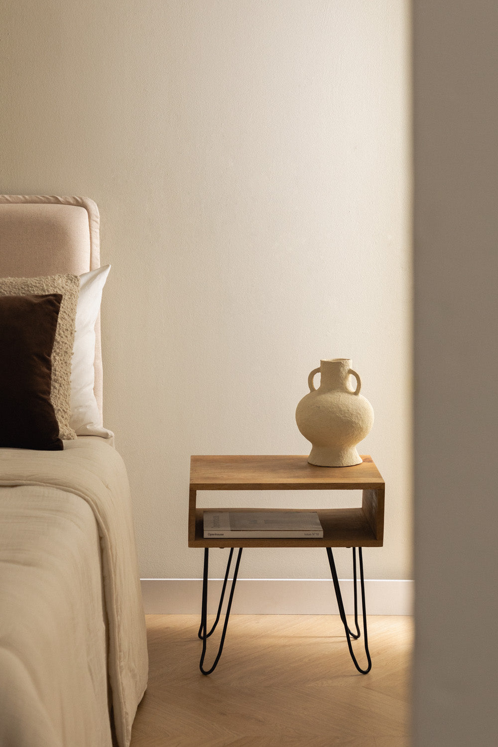 Table de chevet 45x35 cm en bois d'acacia et pieds fer